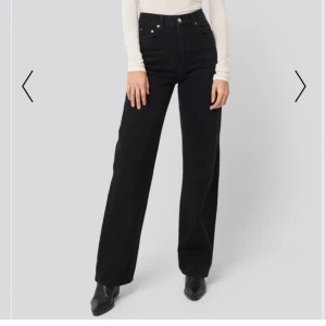  - helt NYA jeans från NA-KD. fick de i julklapp men de är tyvärr för stora :(  Priset kan absolut diskuteras vid snabb affär bara. Nypris:599:- Köparen står för frakten som är ungefär 60 kr