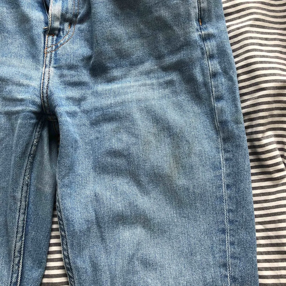 Säljer mina blå weekday jeans modell ”way”. Har använt antal gånger, några äppelfläckar på jeansen men blecks bort med tiden tvättat 4-5 gånger😋. Jeans & Byxor.