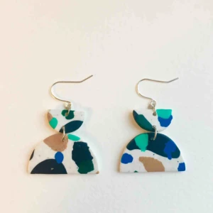  - Handgjorda örhängen i lera, går att då även med guldiga detaljer. •nickelfria  •frakt 11kr •insta: @doriaclaydesign