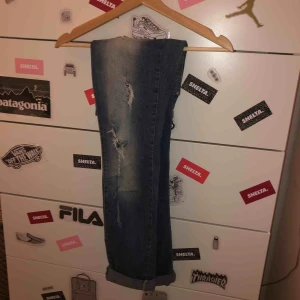  - Ett par fina jeans från Kappahl i storlek 34 med pärlor på (se bild 2), pärlorna sitter ganska nära midjan och vid fickorna vid midjan. Köpta på second hand men är i gott skick💕