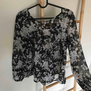  - Transparent blus  Från ellos  Lös passform  Frakt tillkommer  