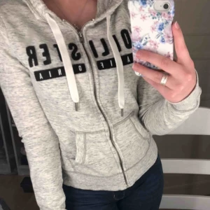  - En Hollister hoddie st S Trycket har dragit åt sig ludd från hoddien, inget man tänker på.  Köparen står för frakten:) 