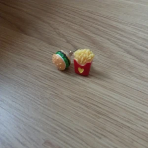  - Örhänge med hamburgare och pommes helt oanvända perfekt julklapp🎄🎅