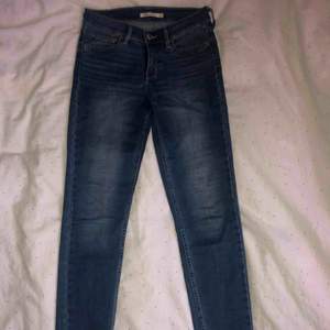 Blå Levis jeans i modellen 710. Lite uppsydda i benen och lite slitna på vissa ställen, kontakta för närmare bilder på det. 