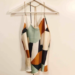  - Tunt linne från Bik Bok i storlek M, men kan passa S också. Öppen rygg med guldfärgad kedja som band. Fint skick. Ställ gärna frågor! :)