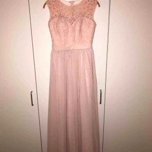  - Helt ny och fin oanvänd balklännig väldigt fin i färgen ljus rosa. Orginalpris:1500