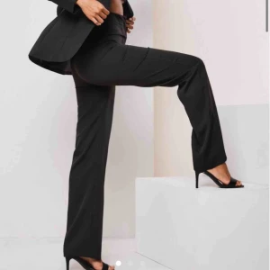  - Säljer dessa snygga kostym byxor jag köpte här på plick! 🥰😍💞Jag tycker dem är skitsnygga och sköna men tyvärr passar dem inte mig då jag är en 32 i midja och dessa var mer åt 34,36 hållet! Helt oanvända som sagt, har lappen kvar från tidigare säljare