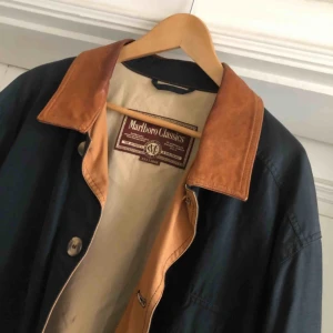  - Marlboro Classic rock - XXXL men funkar som oversize large med en hoodie under tex.  Längd från axel ca 74 Bröstvidd ca 66 Arm yttermått ca 63 Kan hämtas i Uppsala eller skickas mot fraktkostnad