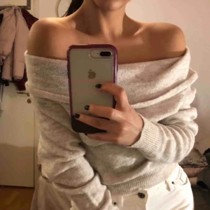  - Off shoulder tröja från hm, knappt använd🌟 frakt tillkommer💫⚡️