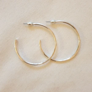  - Säljer ett par silvriga örhängen i bra skick! Kan mötas i stockholm eller frakta för 15 kr😊