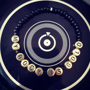 Bokstavsarmband - Designar personliga armband på din beställning! Se fler stilar här på min plicksida/samt prislista för de olika(bild3). Hör av dig om motiv/mått vid intresse<3 Banden har stretch! Vanligaste mått: 15cm 17cm 20cm. 