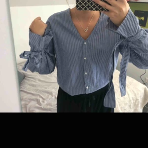  - En sjukt snygg skjorta i storlek XS (aldrig använd) Som säljs för 89kr🥰