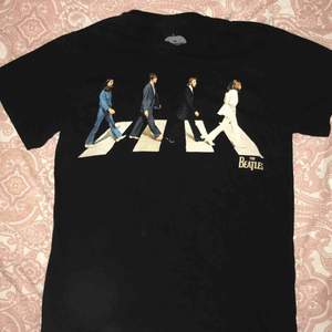 Jättefin t-shirt med the Beatles på. Tyvärr måste jag sälja då den har blivit för liten 🥺. Kan mötas upp i Gävle eller frakta då köparen står för kostnaden!❤️ Kolla gärna in mina andra inlägg! 