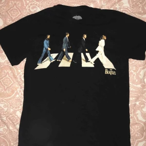  - Jättefin t-shirt med the Beatles på. Tyvärr måste jag sälja då den har blivit för liten 🥺. Kan mötas upp i Gävle eller frakta då köparen står för kostnaden!❤️ Kolla gärna in mina andra inlägg! 