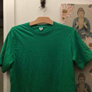 Enkel grön t-shirt i cool färg. Sitter snyggt oversized