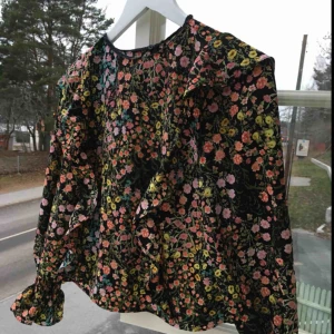  - Jättefin blus! Helt perfekt skick! Skriv för mer bilder eller frågor :) 