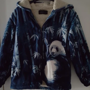  - Vintage mörkblå fleecetröja i storlek L, detta stämmer dock inte då den är mindre och mer som ca S i storlek. Är tyvärr lite för kort i ärmarna på mig. Fraktkostnad blir 110kr. 