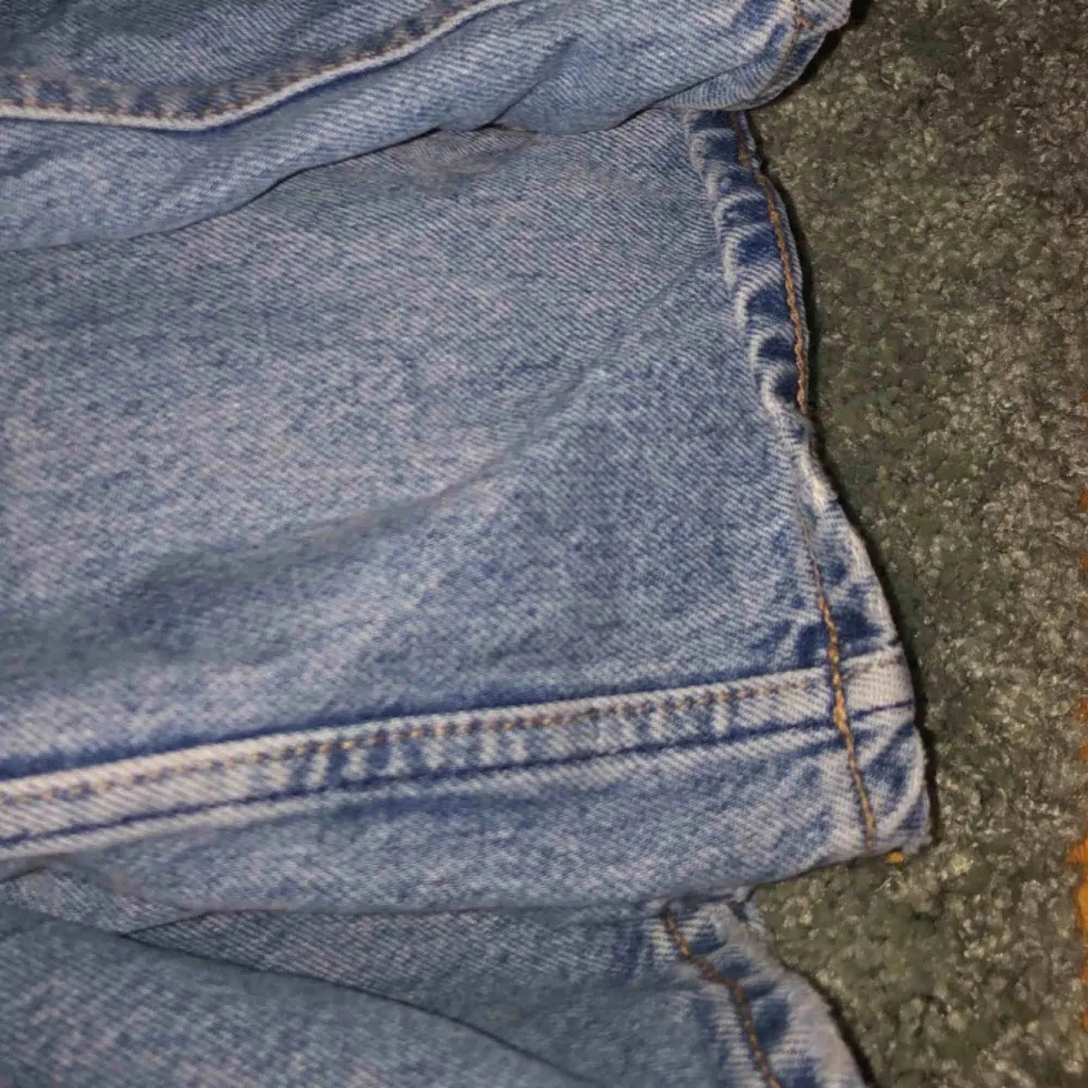 Loose fit byxor från monki. Använda men inte slitna. Säljer samtliga 3 par jeans som paket för 200kr. . Jeans & Byxor.