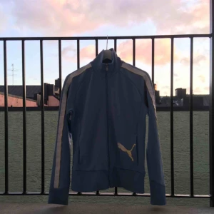  - Sportig puma kofta. Puma märket är lite slitet men inte själva tyget. ❄️👕💕