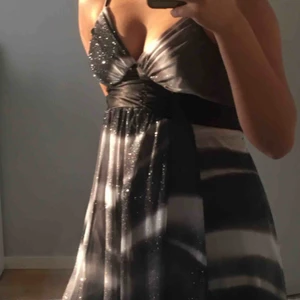  - jätte fin fladdrig klänning, köparen står för frakt 