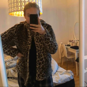  - Leopard jacka från vero mods, använd typ 2 ggr. Storlek S.