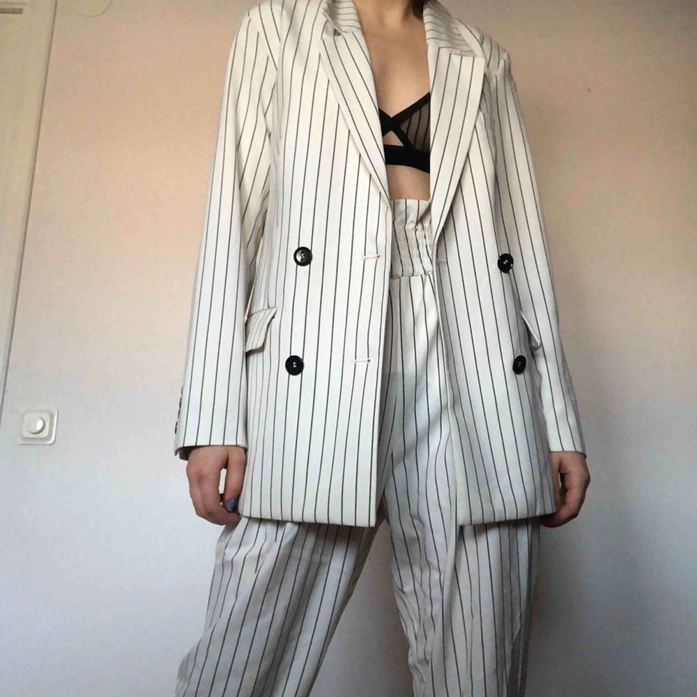 Skitsnygg oversize-kostym i vitt och grått. Säljes ej separat. Möts gärna upp i Stockholm, annars ligger frakten på 93kr❤️. Kostymer.