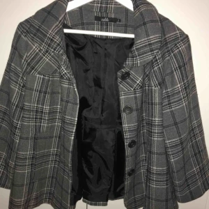  - Jättefin rutig jacka som är köpt på secondhand! Passar perfekt på mig som har storlekar S i vanliga fall. Slutar på rumpan och är perfekt till våren!