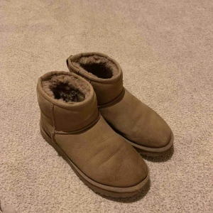 - Säljer mina uggs då dom inte kommer till användning 