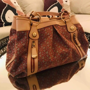  - Äkta DKNY. Använd 2 gånger . I bra skick . Prislapp eller dustbag finns ej 