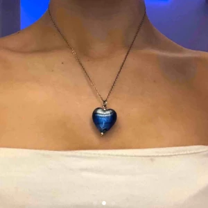  - Säljer två halsband. Ett för 30, båda för 50. Köpare står för frakt💙  ❌OBS❌ Det blommiga är såld, endast de med hjärta kvar!!!!!!