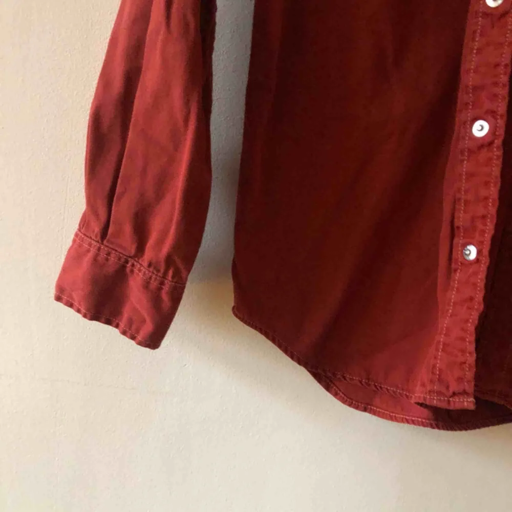 Äldre Levis jeansskjorta i väl använt och snyggt urtvättat skick. Andra sortering, tags bortklippta från fabrik. Kan hämtas i Uppsala eller skickas mot faktkostnad.. Skjortor.