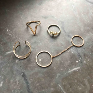  - Guldfärgade ringar i fint skick. Skriv för fler bilder! 15 kr / st eller alla för 50 kr (frakt ingår) 🥰