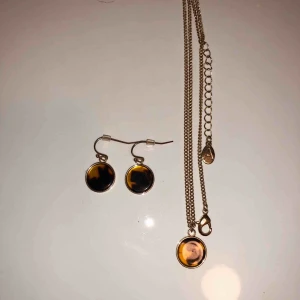  - Skitsnyggt smyckeset från London i guld med snyggt mönster. Kan mötas upp eller skickas ⚡️