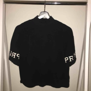  - Croppad polotröja från H&M (använd en gång)  50 kr🌸 Möts upp i Sthlm 