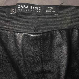 Skinnbyxor i tjockare material från ZARA Perfekt för vintern, sitter jättefint på Vid intresse skickas fler bilder🌸