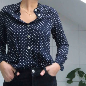  - En skjorta från hobbs som går att ha som en vanlig skjorta eller knyten i midjan! 