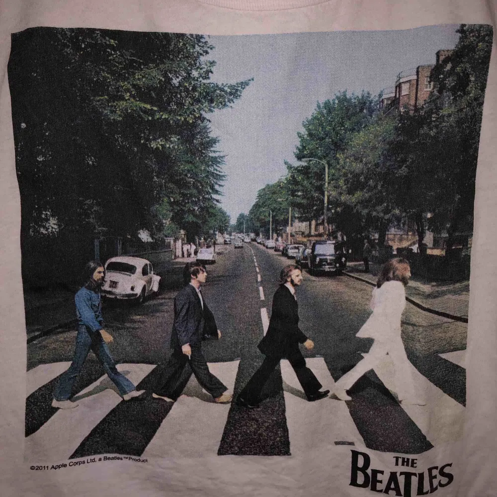 En av mammas gamla Beatles tröjor. Tyvärr vet jag inte vart den kommer från men fin är den!!!💗. T-shirts.