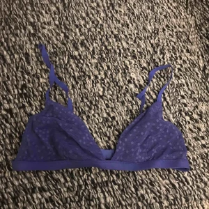  - Fin marinblå/lila spetsbh. Använd fåtal gånger. 