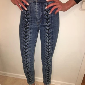  - Nya jeans från Othee stories! Fina detaljer på framsidan. Jeansen är i strechmaterial med hög midja