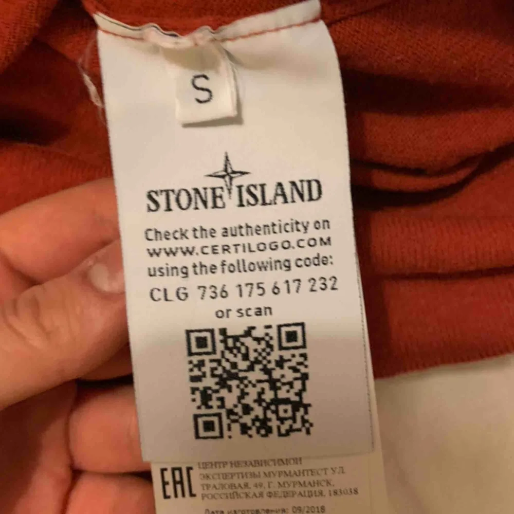 Röd Stone Island tröja i fint skick köpt på Stone Island butiken i New York för 230 dollar (ca 2200 kr). Frakt ingår vid snabb affär . Tröjor & Koftor.