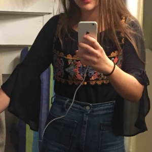  - Jättefin blus med ”öppna” armar! Mycket sparsamt använd och i nyskick. Skriv för bilder på eller frågor :)