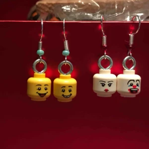  - Lego-örhängen av huvuden! Gjorda av mig, kan fixa med andra huvuden om man vill :D 25kr styck, frakten kostar 9kr annars möts jag i Stockholm<33