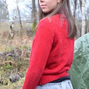 🛍En röd, stickad tröja med polokrage från Gina Tricot.100% polyester. Perfekt på vintern. Vid frakt tillkommer extra kostnad.