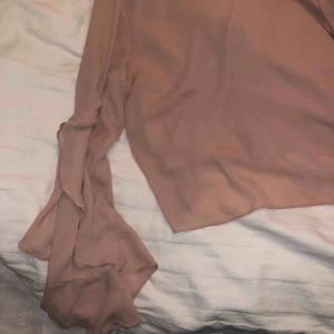  - Så fin blus i en rosa/champagne färg med volang ärmar. Köpt på Bershka. Super trendig och som ny. 