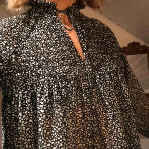  - Lätt genomskinlig mönstrad blus i svart & vitt! Jättefint skick och passar absolut en 36a med  Köparen står för frakt!