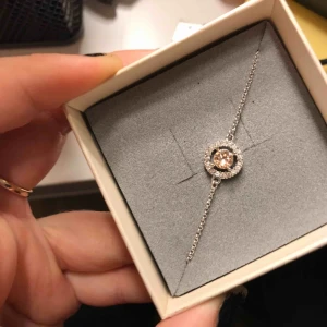  - Oanvänd Lily and rose armband, justerbar. Rosa Sten 