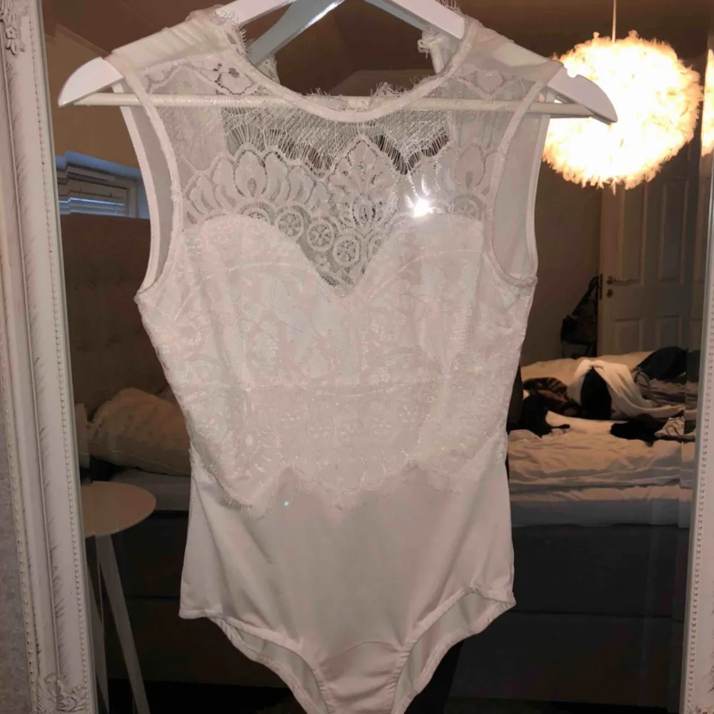 Jätte fin vit body. Aldrig använd. Köpt i en butik i Oslo. Köpt för 900 kr. . Toppar.