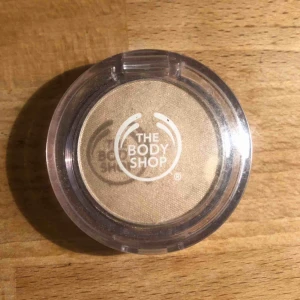  - Ögonskugga i glittrig beige färg, från the body shop. Provat en gång, hade redan en liknande färg.