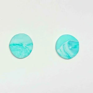  - Ocean blue🌊 Handgjorda örhängen i lera. Nickelfria. Jag bjuder på frakten🥰