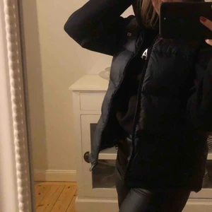  - SÅ snygg väst men som jag tyvärr inte använder. Strl XS men jag brukar snarare ha S/M i jackor. Köpt för knappt ett år sedan för 2000kr. Möts upp eller fraktar